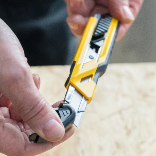 Зображення товару Ніж STANLEY з фіксатором, 18-мм висувне лезо з сегментами, що відламуються, 3 запасних леза. фото 6 Зображення Ніж STANLEY з фіксатором, 18-мм висувне лезо з сегментами, що відламуються, 3 запасних леза. фото 6