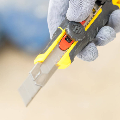 Зображення товару Ніж STANLEY "FatMax", 18-мм лезо з сегментами, що відламуються, гвинтовий фіксатор, L = 170 мм, вага фото 3 Зображення Ніж STANLEY "FatMax", 18-мм лезо з сегментами, що відламуються, гвинтовий фіксатор, L = 170 мм, вага фото 3