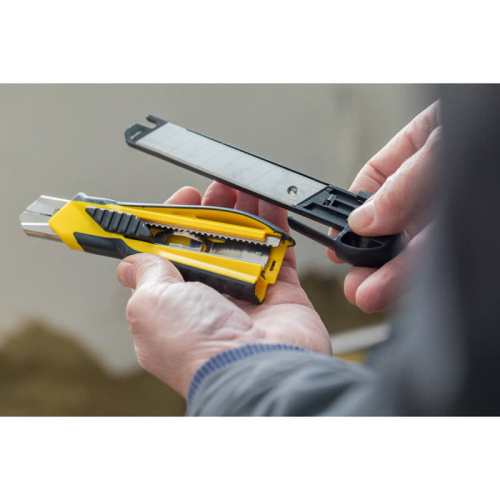 Зображення товару Ніж STANLEY з магазином і стопорним гвинтом, 18-мм висувне лезо з сегментами, що відламуються, 6 зап фото 7 Зображення Ніж STANLEY з магазином і стопорним гвинтом, 18-мм висувне лезо з сегментами, що відламуються, 6 зап фото 7